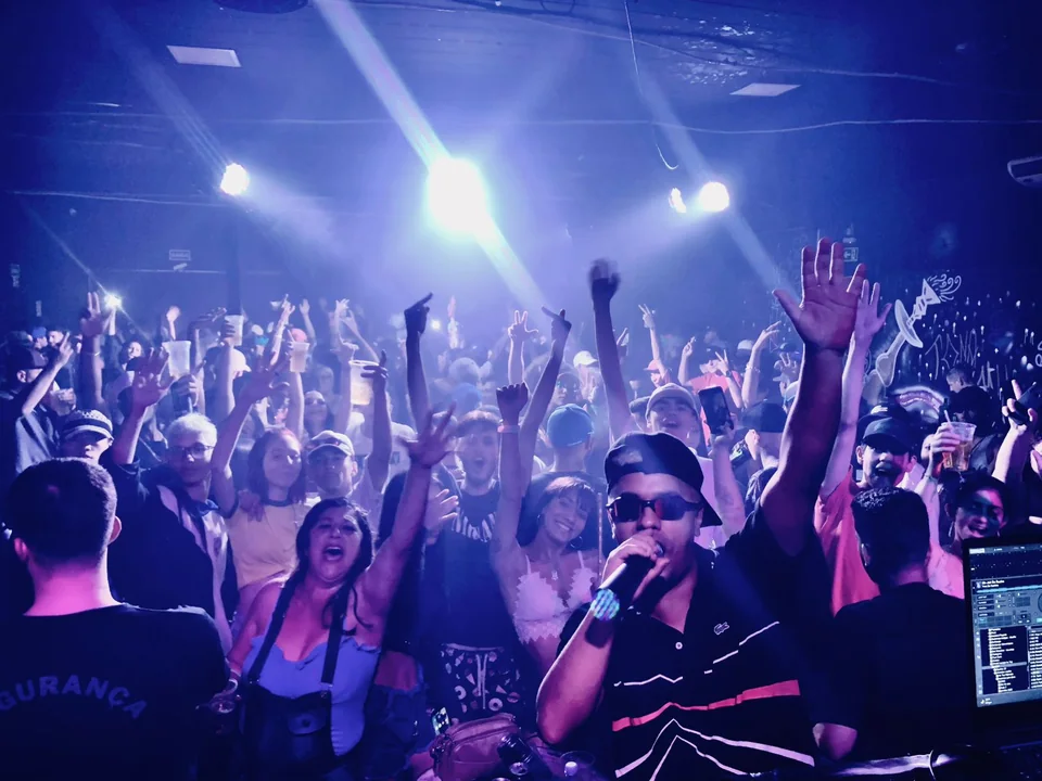 MC Jair da Rocha e público em um show de funk e eletrofunk